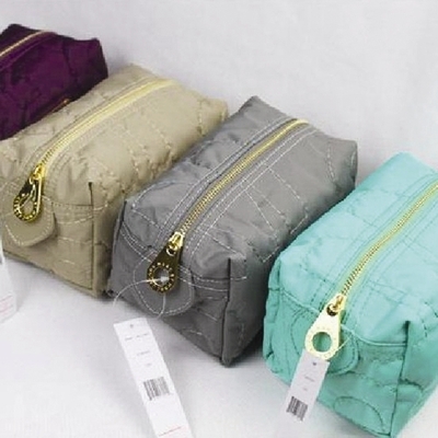 化妝包A01-福建箱包網(wǎng)-寧德箱包加工-福州箱包加工工廠-福建箱包網(wǎng)|福州箱包加工廠|寧德箱包生產(chǎn)廠家 產(chǎn)品展示(福建正岳箱包-寧德箱包工廠-福州箱包工廠、寧德箱包來(lái)料加工-福州箱包OEM工廠、箱包生產(chǎn)工廠-箱包設(shè)計(jì)-箱包加工制作工廠)|金泉網(wǎng)